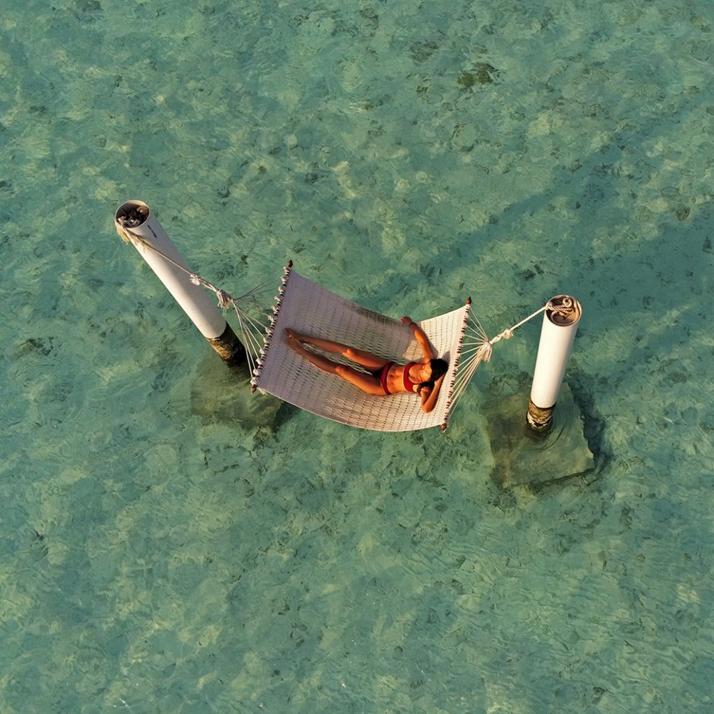 Une jeune femme profitant de ses vacances / A young lady enjoying her holidays