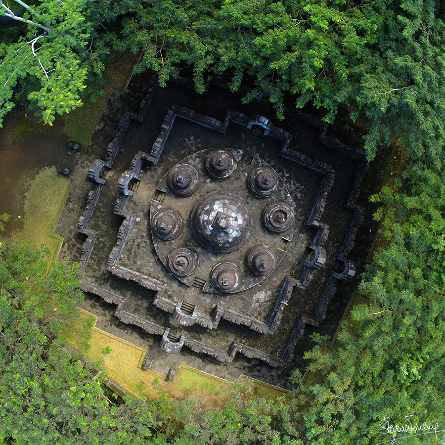 Réplique réduite du Borobudur à Taman Nusa (photo drone) / A smal Borobudur replica at Taman Nusa (drone picture)